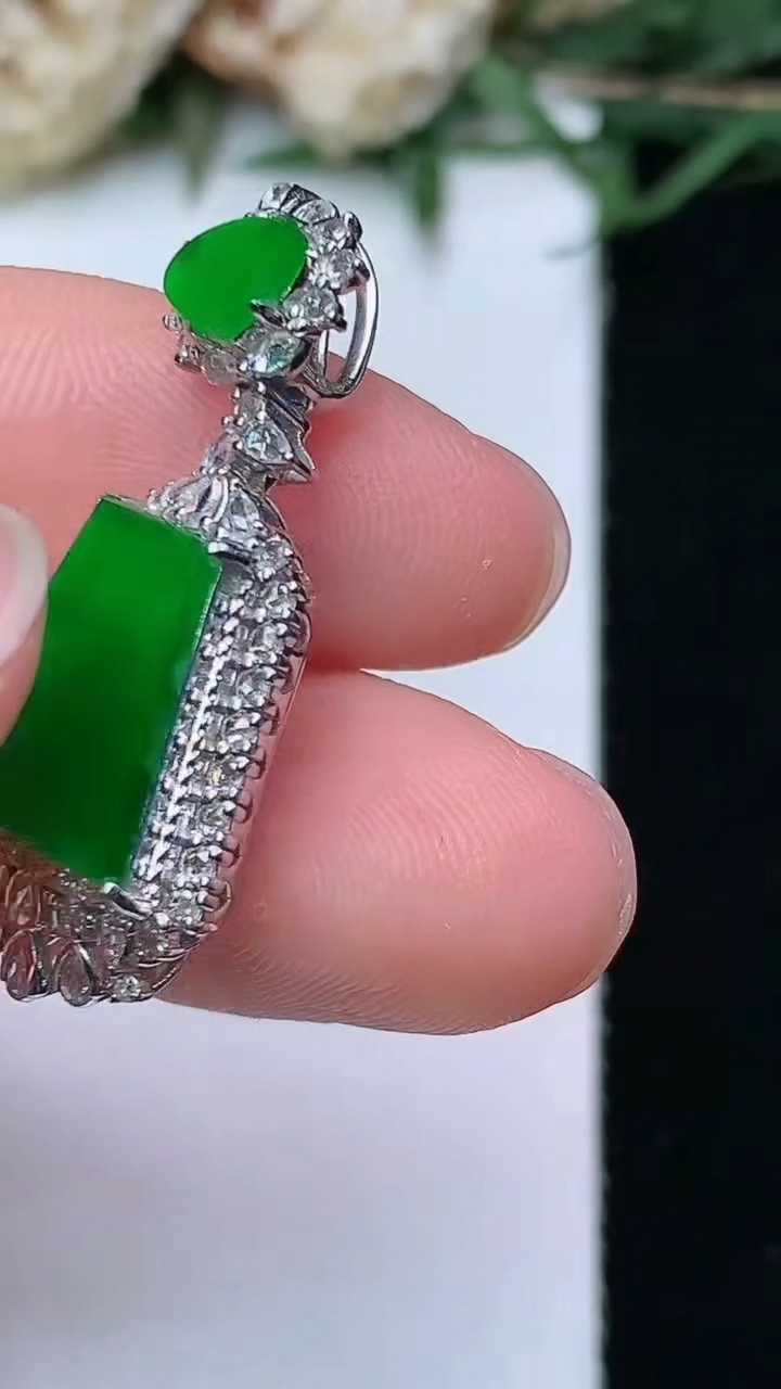 天然A货翡翠无事牌吊坠，尺寸30.7-13.5-7.8，裸石11.7-9.6，重量:3.74g
4月29日