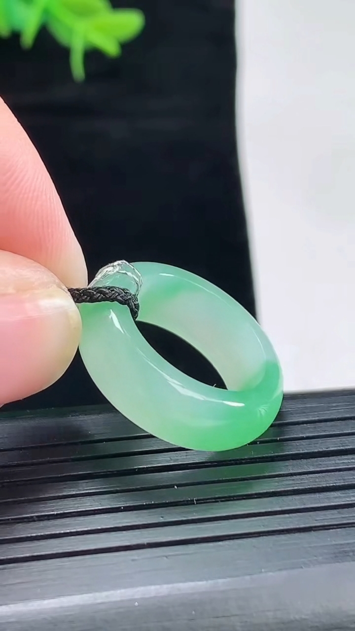 天然A货翡翠玉指环 戒指，尺寸16.5-7-4重量:4.69g2026年4月29日
工厂直销收藏佳品,种好水足，色泽均匀，有种有色，上手高大气！