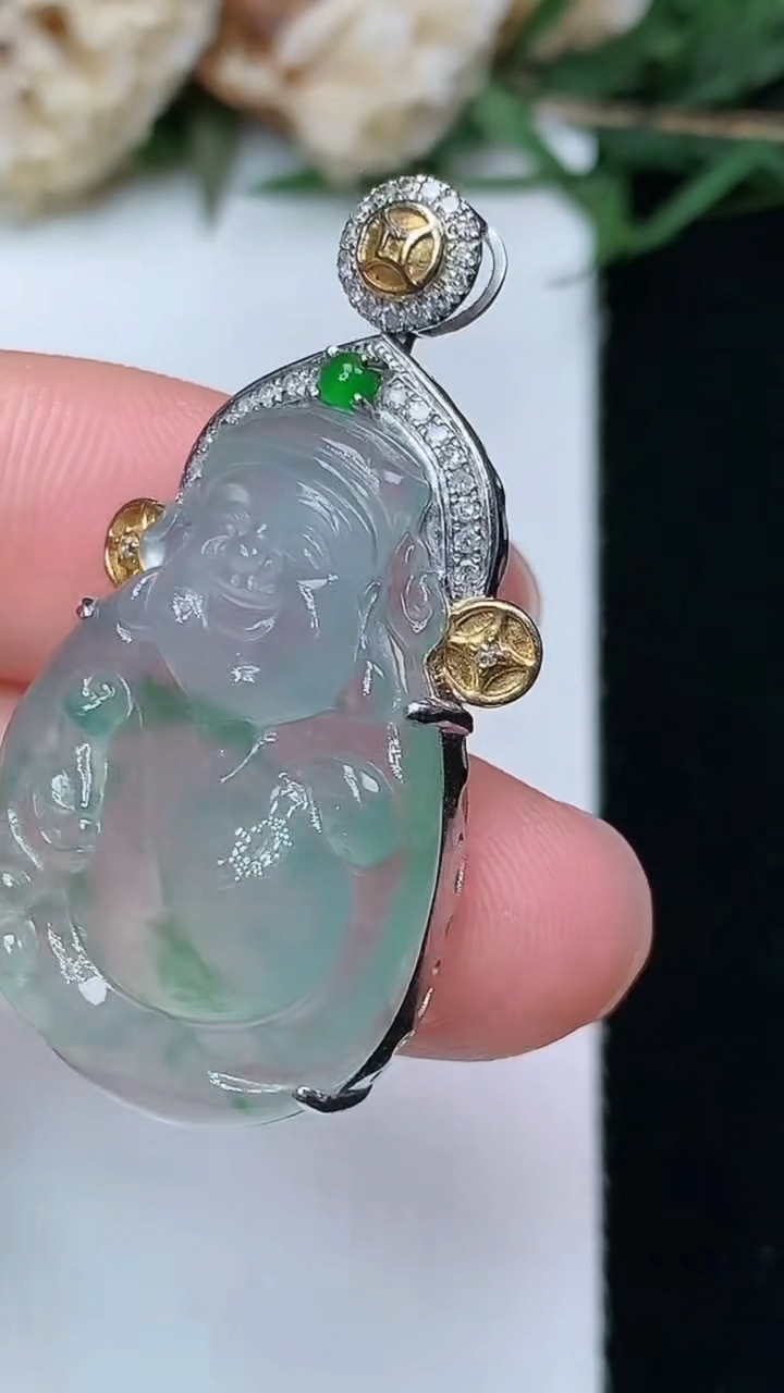 天然A货翡翠飘花财神爷吊坠，尺寸26.8-18.8-8，重量:5.81g
4月29日