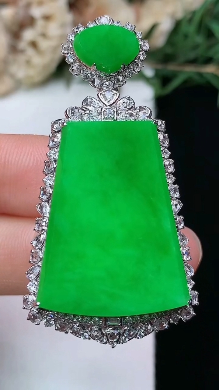 天然A货翡翠无事牌吊坠，尺寸47.7-24.4-10.5，裸石26.3-19.8，重量:11.73g