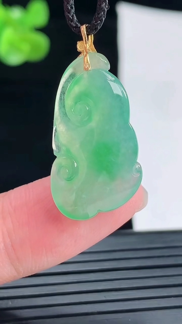 天然A货翡翠如意吊坠，尺寸21.5-14.5-5.2重量:3.13g
4月29日