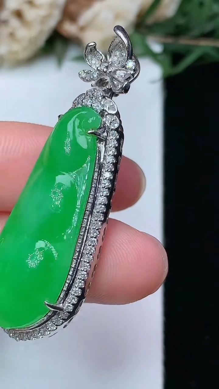 天然A货翡翠福豆吊坠，尺寸44.8-14.4-9.8，裸石31-12，重量:6.67g
4月29日