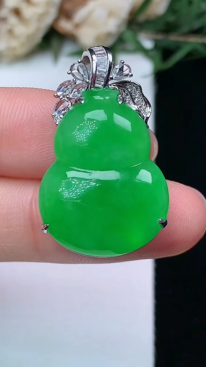 天然A货翡翠葫芦吊坠，尺寸22.4-17.4-8.5，重量:6.12g
4月29日