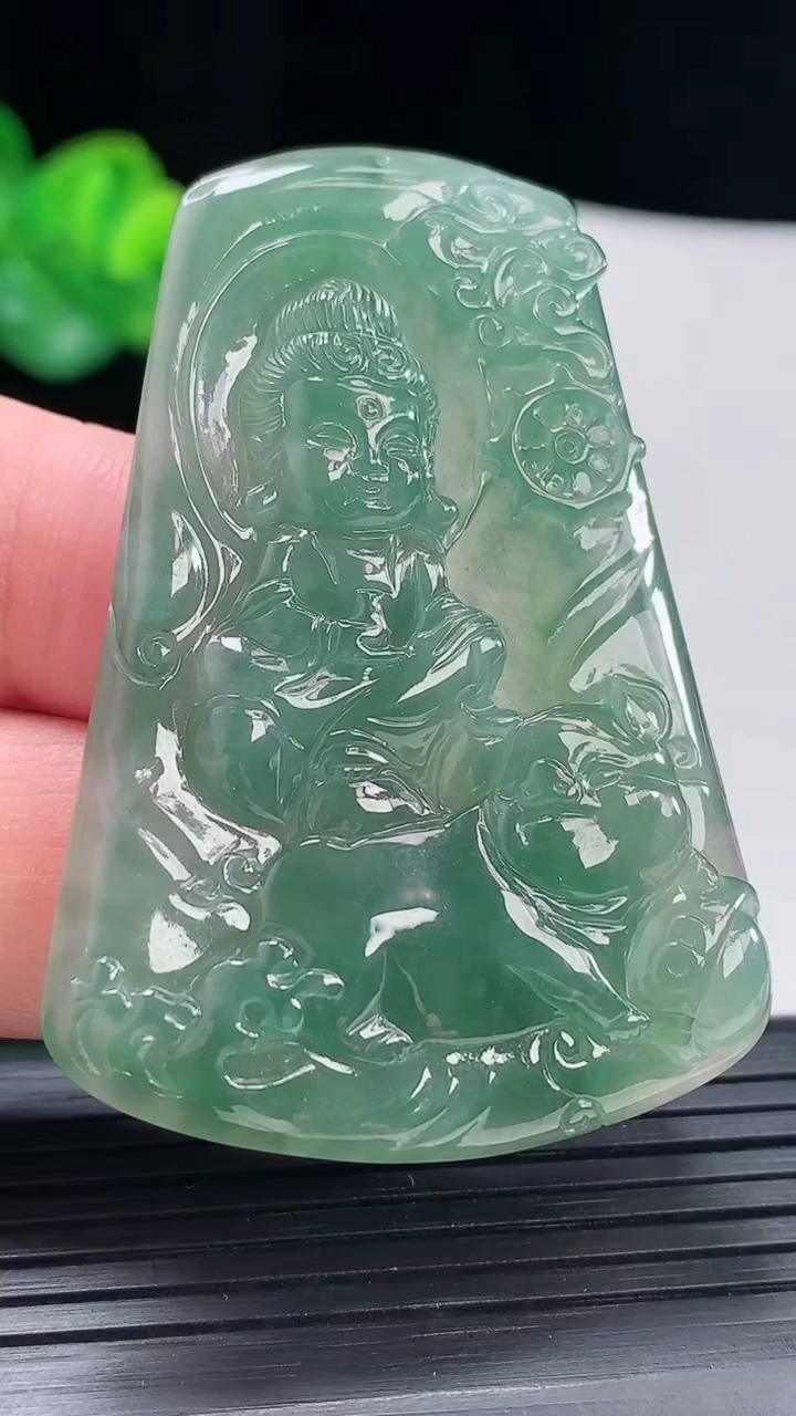 天然A货翡翠观音菩萨吊坠，尺寸56-39.6-5.5重量:20.38g
4月29日