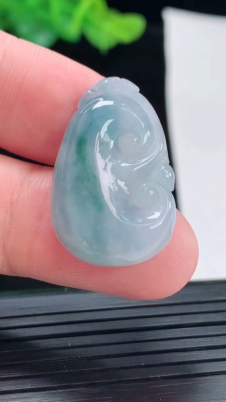 天然A货翡翠紫罗兰 飘花如意吊坠，尺寸28.6-18-4.5重量:4.26g
4月29日