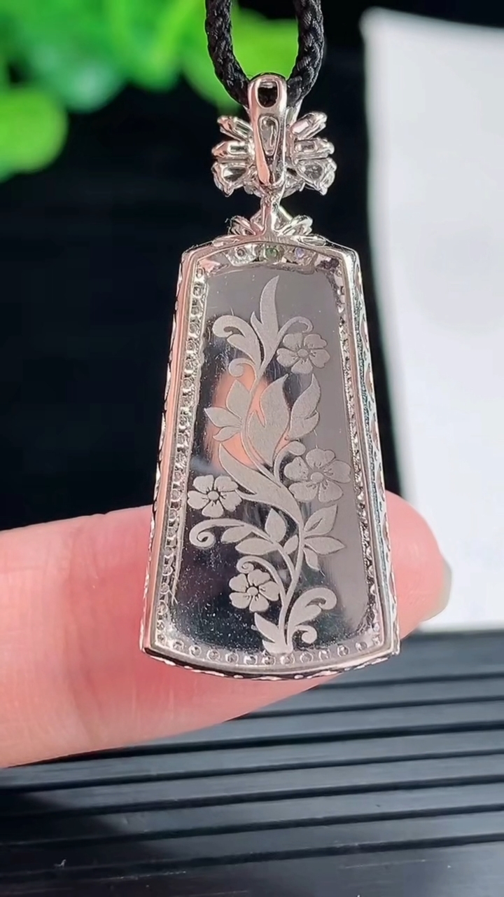 天然A货翡翠无事牌吊坠，尺寸36-15.5-6.6，裸石23.6-13重量:4.17g
4月29日