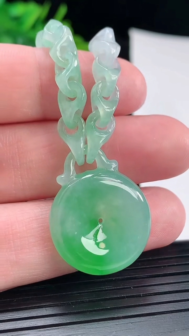 天然A货翡翠平安扣手链，尺寸22.5-6.2重量:13.78g
4月29日