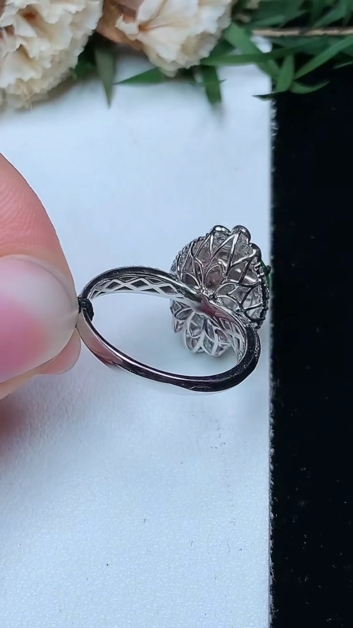 天然A货翡翠蛋面戒指，尺寸17.2-11.4-10.3，重量:4.33g2026年4月29日
工厂直销收藏佳品,种好水足，色泽均匀，有种有色，上手高大气！