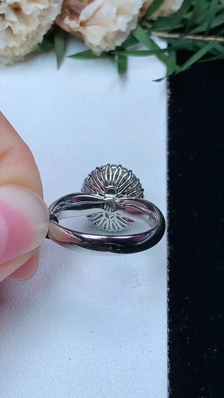 天然A货翡翠蛋面戒指，尺寸17-10.4-9，重量:5.74g2026年4月29日
工厂直销收藏佳品,种好水足，色泽均匀，有种有色，上手高大气！