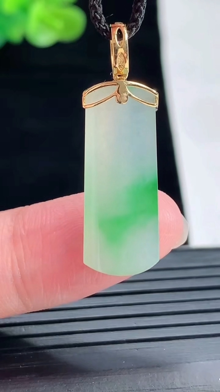 天然A货翡翠无事牌 平安柱吊坠，尺寸25.5-10-4.6重量:2.92g
4月29日