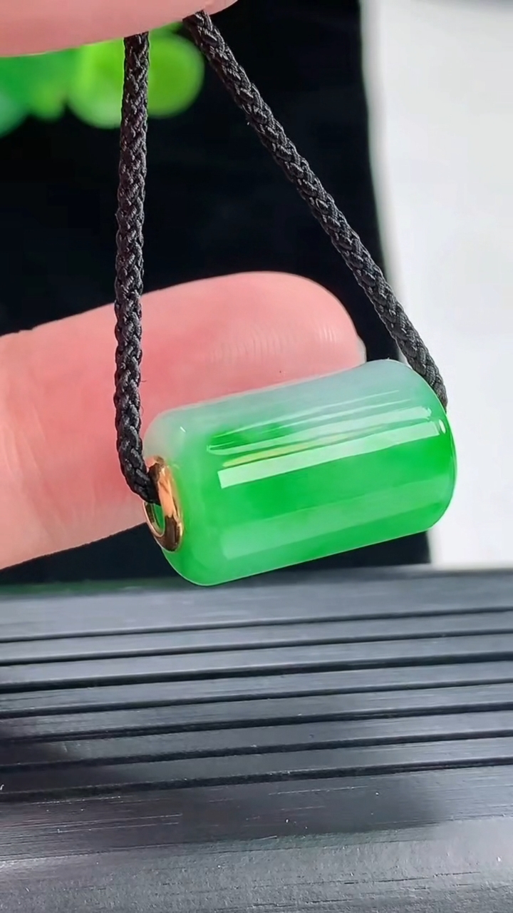 天然A货翡翠路路通吊坠，尺寸20-11重量:5.27g
4月29日