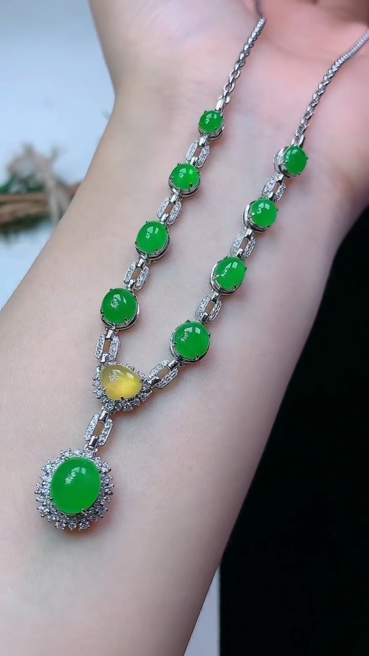 天然A货翡翠蛋面项链，尺寸7.5-6.6，重量:7.96g
4月29日