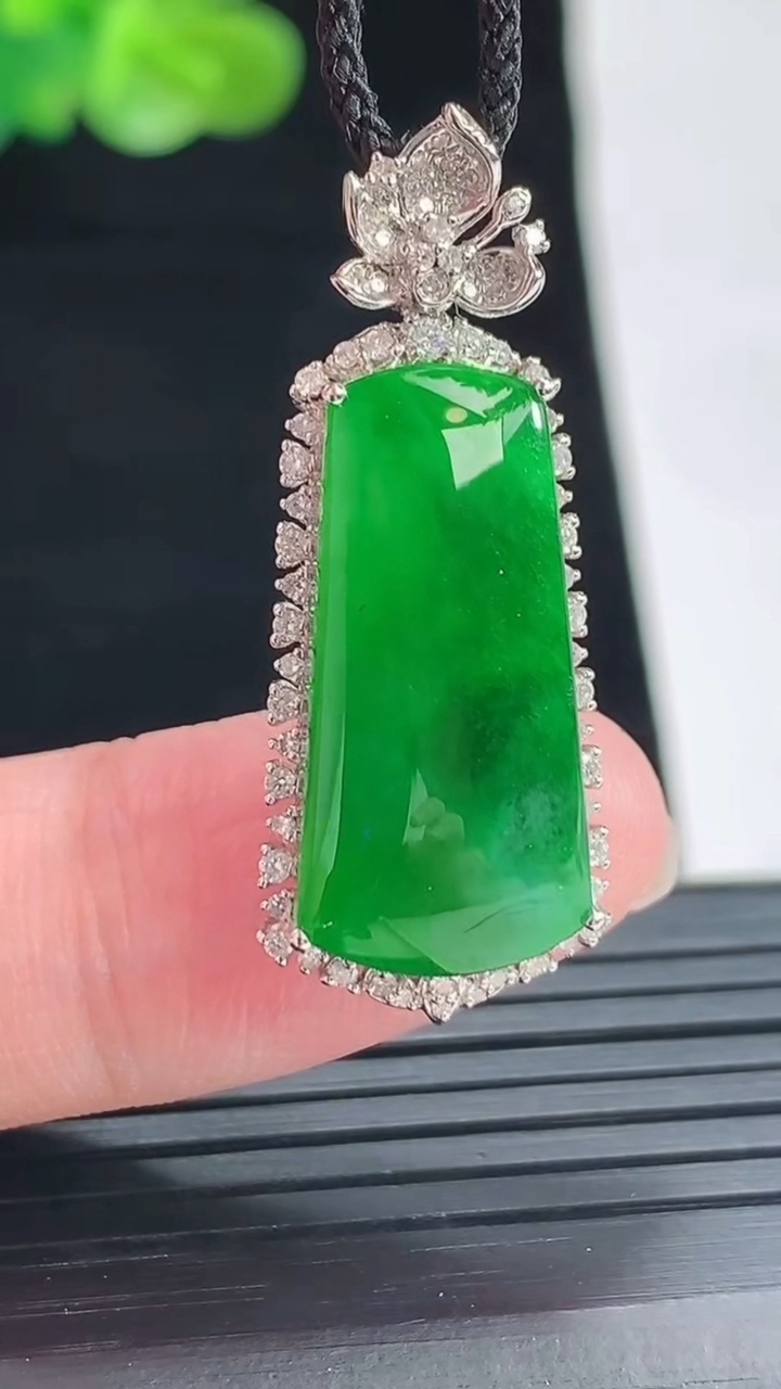 天然A货翡翠无事牌吊坠，尺寸34-14-6.8，裸石22-12重量:4.74g
4月29日