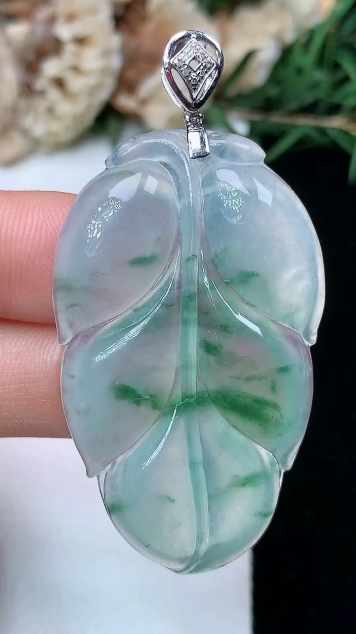 天然A货翡翠飘花金枝玉叶 叶子吊坠，尺寸43.5-26.6-4.8，重量:9.85g
4月29日