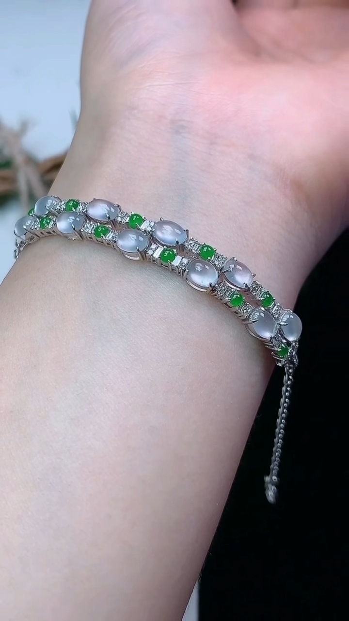 天然A货翡翠白冰蛋面手链，尺寸5.2-3.8，重量:6.26g
4月29日