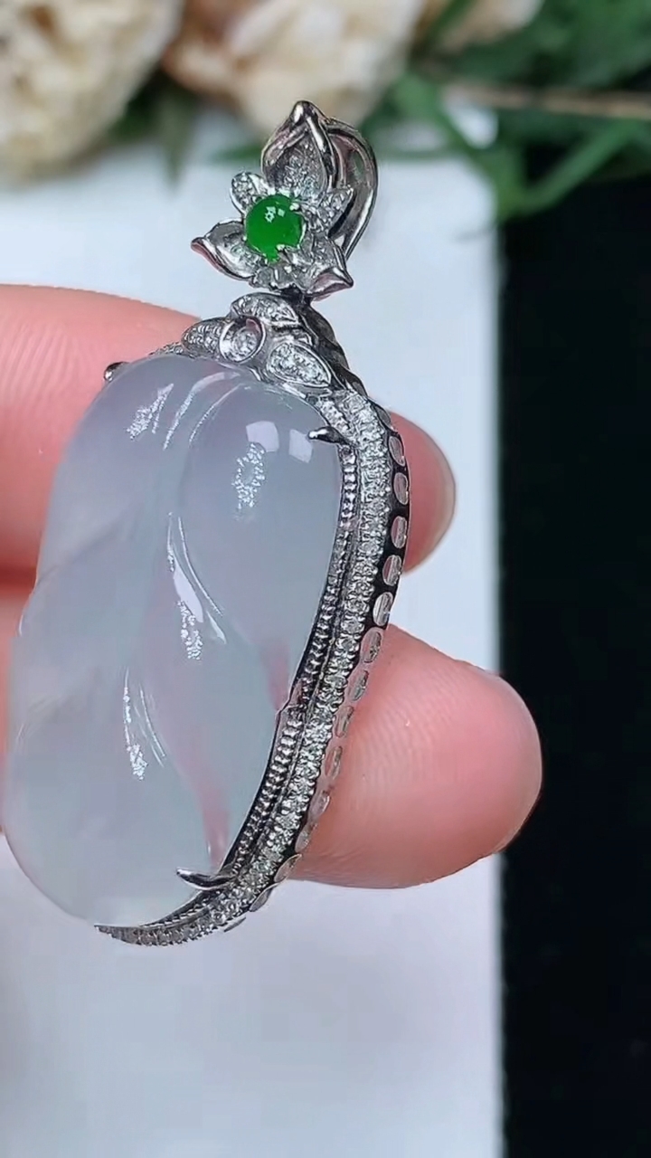 天然A货翡翠白冰金枝玉叶 叶子吊坠，尺寸37-17-8.3，裸石24.5-14.8，重量:5.00g
4月29日