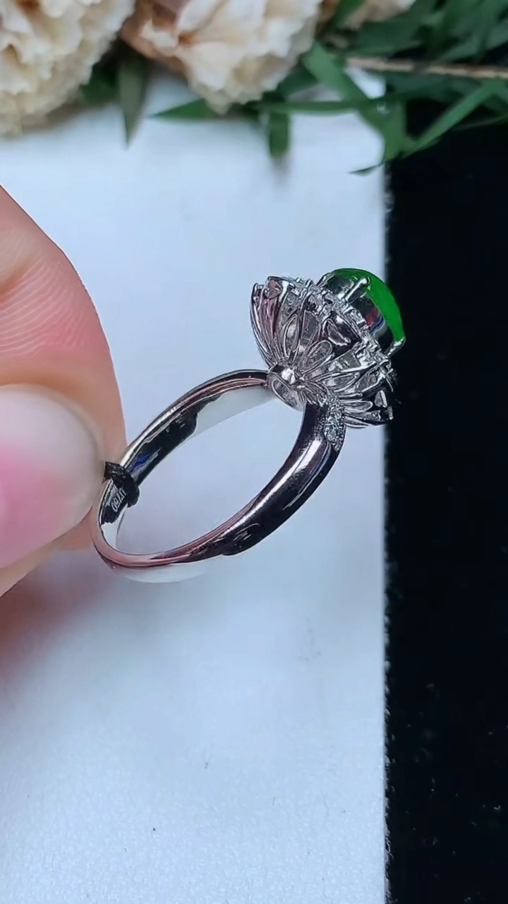 天然A货翡翠蛋面戒指，尺寸16.8-7.6-6，重量:3.99g2026年4月29日
工厂直销收藏佳品,种好水足，色泽均匀，有种有色，上手高大气！