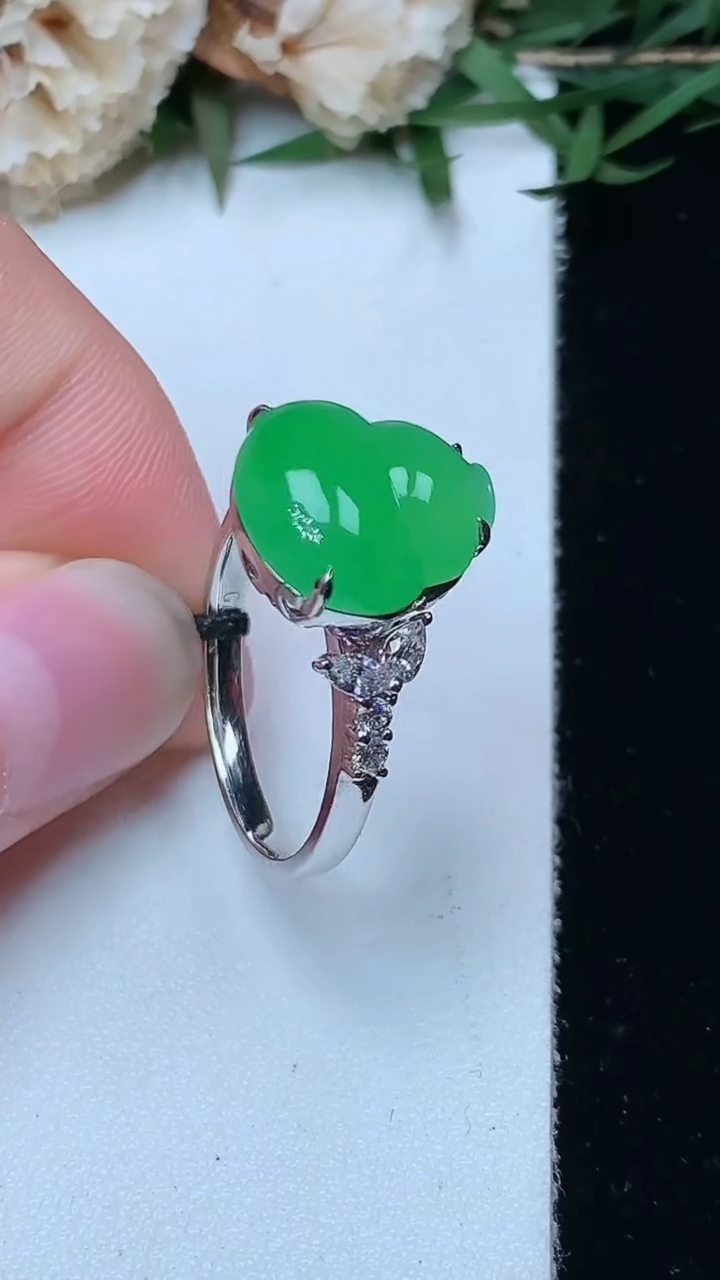 天然A货翡翠葫芦戒指，尺寸17.5-12-12，重量:4.77g
4月29日