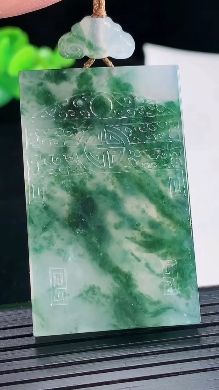 天然A货翡翠种飘花仿古无事牌吊坠，尺寸50-30.6-6重量:31.27g
4月29日