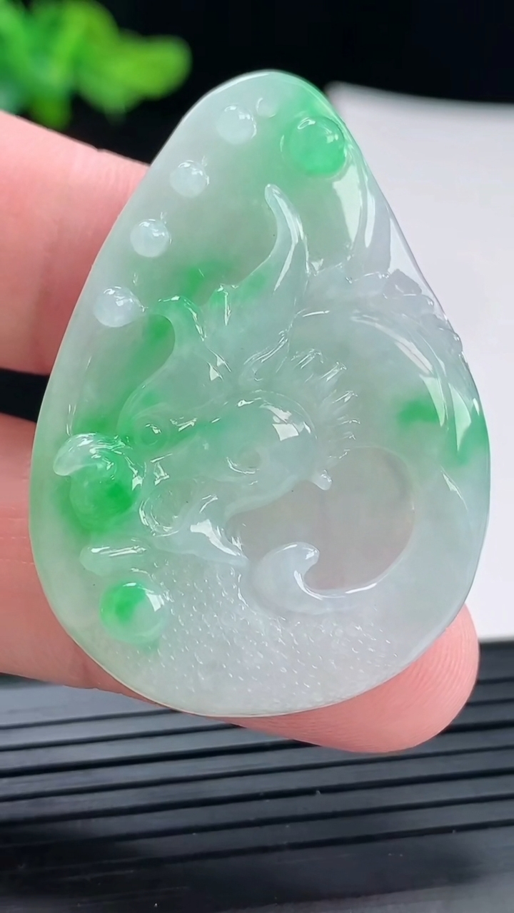 天然A货翡翠龙牌吊坠，尺寸44-31-7.6重量:14.99g
4月29日