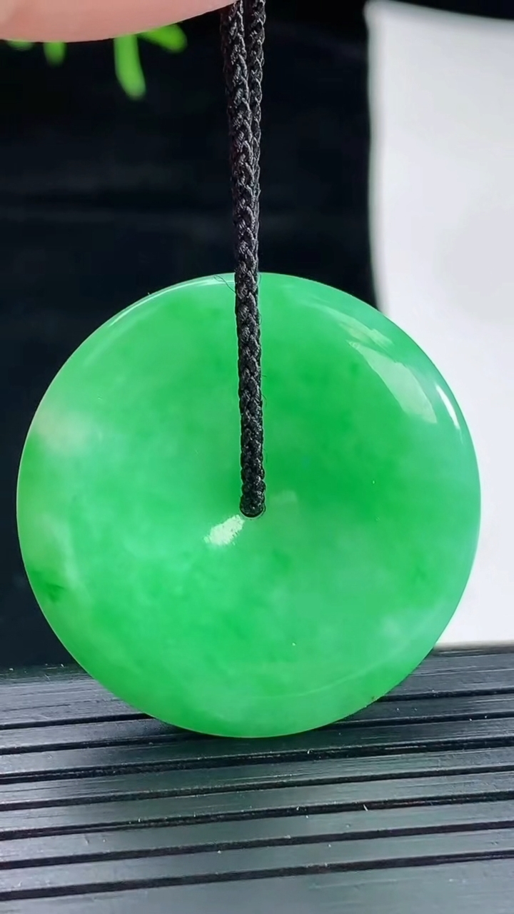 天然A货翡翠平安扣吊坠，尺寸33-5.5重量:12.15g
4月29日