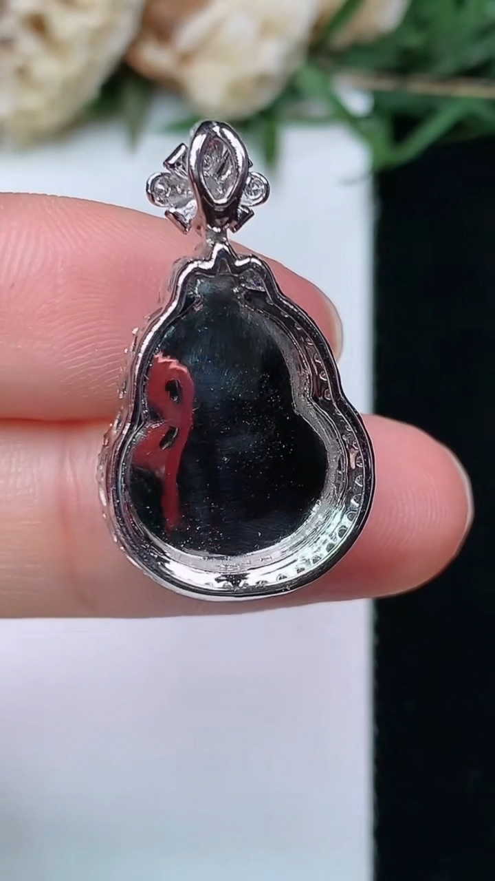 天然A货翡翠葫芦吊坠，尺寸26.4-15.5-8.3，裸石17-13，重量:4.31g
4月29日