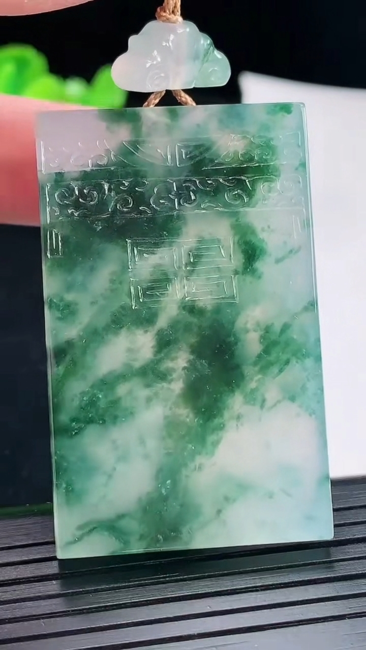 天然A货翡翠种飘花仿古无事牌吊坠，尺寸50-30.6-6重量:31.27g
4月29日