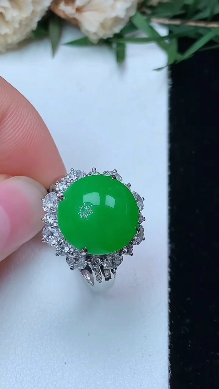 天然A货翡翠蛋面戒指，尺寸17.3-11.9-11.7，重量:5.60g2026年4月29日
工厂直