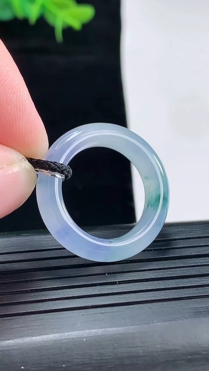 天然A货翡翠种紫罗兰 飘花玉指环 戒指，尺寸18-6-4.2重量:4.76g2026年4月29日
工厂直销收藏佳品,种好水足，色泽均匀，有种有色，上手高大气！