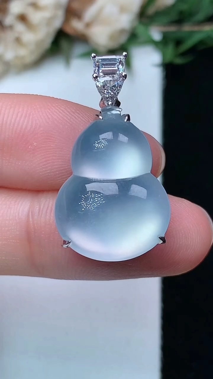 天然A货翡翠白冰葫芦吊坠，尺寸19.6-14.7-8.8，重量:4.81g
4月29日