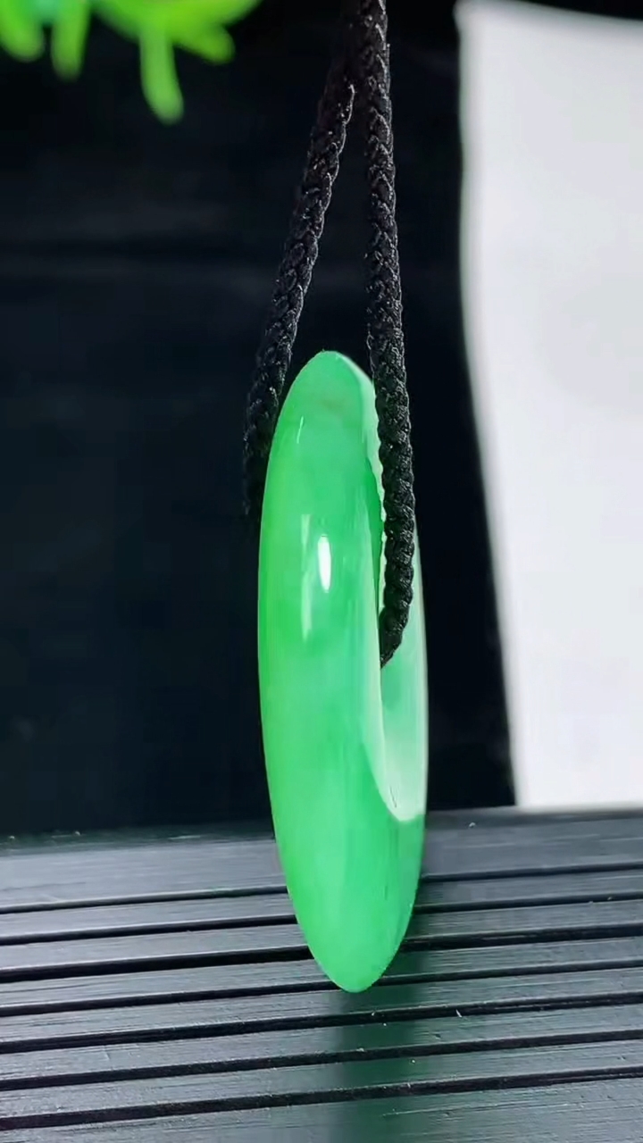 天然A货翡翠平安扣吊坠，尺寸33-5.5重量:12.15g
4月29日