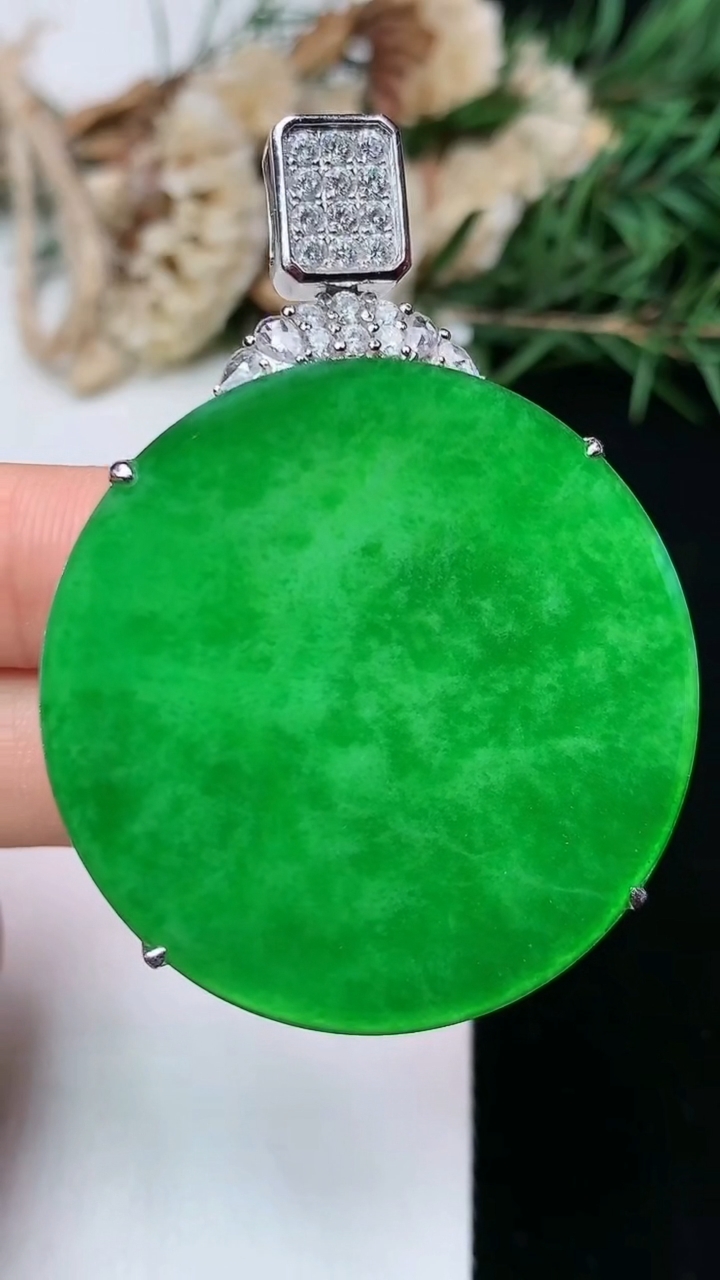 天然A货翡翠无事牌吊坠，尺寸39-9，重量:22.19g
4月29日