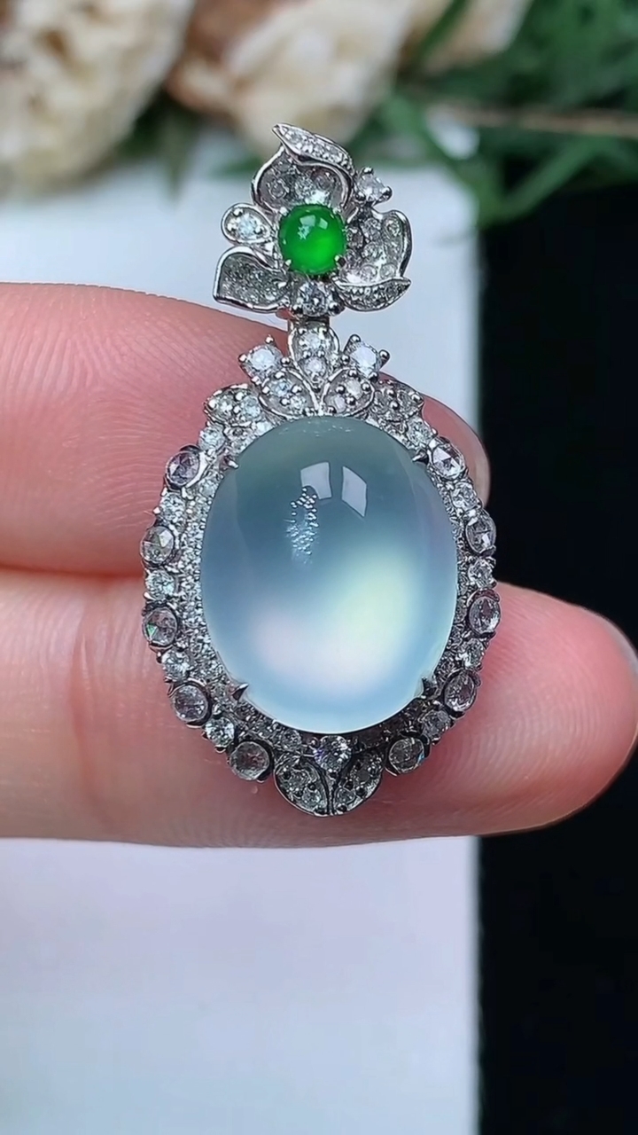 天然A货翡翠白冰蛋面吊坠，尺寸29.3-15.4-10.2，裸石13-10.6，重量:5.48g
4