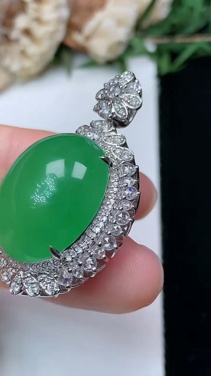 天然A货翡翠蛋面吊坠，尺寸36.6-23-15.8，裸石19.8-16.4，重量:11.84g
4月29日