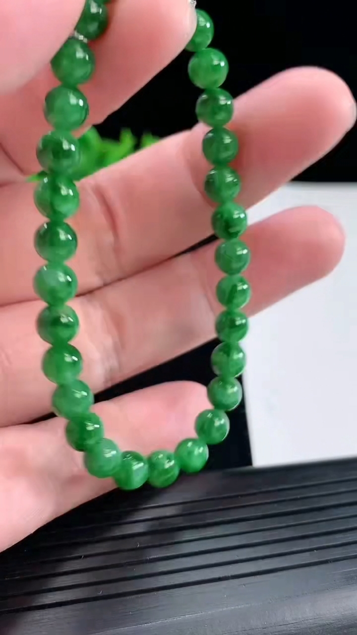 天然A货翡翠圆珠手串，尺寸6-30颗重量:11.44g4月29日
工厂直销收藏佳品,种好水足，色泽均匀，有种有色，上手高大气！