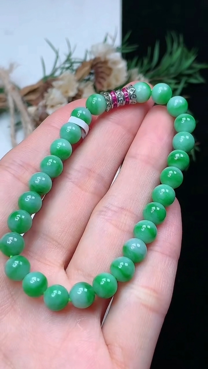 天然A货翡翠圆珠手串，尺寸6.6-26颗，重量:13.50g4月29日
工厂直销收藏佳品,种好水足，色泽均匀，有种有色，上手高大气！