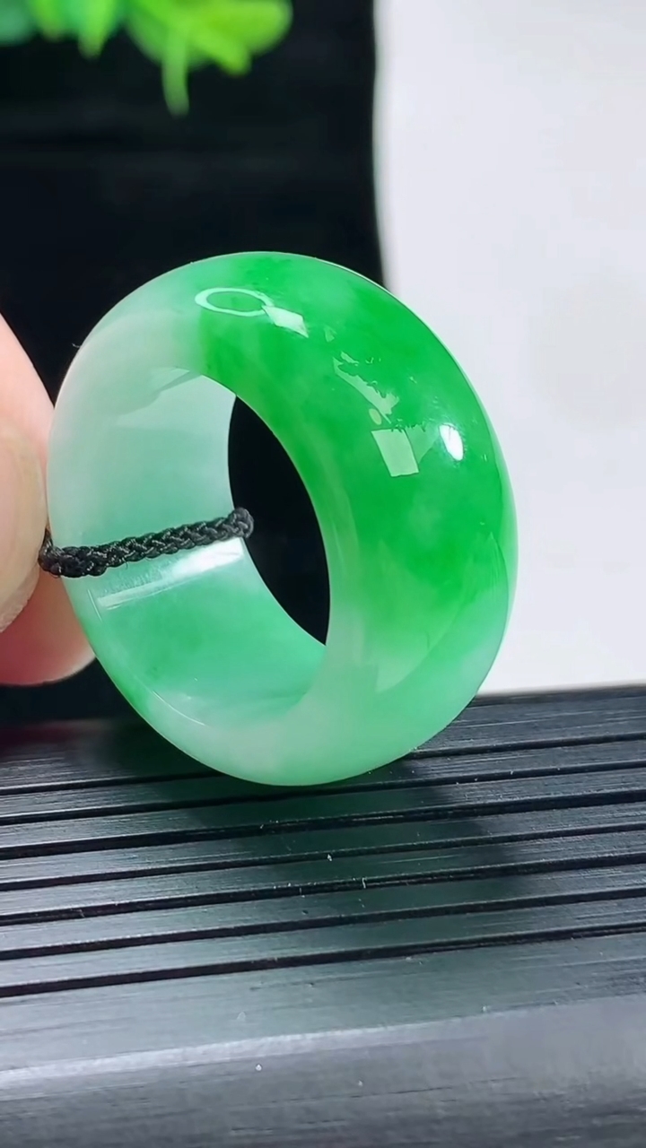 天然A货翡翠素面玉扳指 指环戒指，尺寸20.6-13-5.2重量:14.10g2026年4月29日
工厂直销收藏佳品,种好水足，色泽均匀，有种有色，上手高大气！