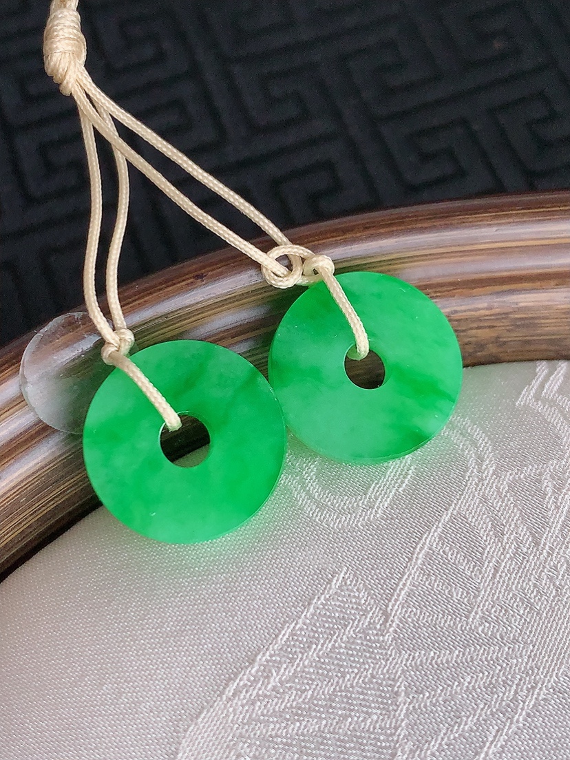 天然A货翡翠满绿平安环吊坠一对 
尺寸15.6-2.5mm 重量3.66g 0428