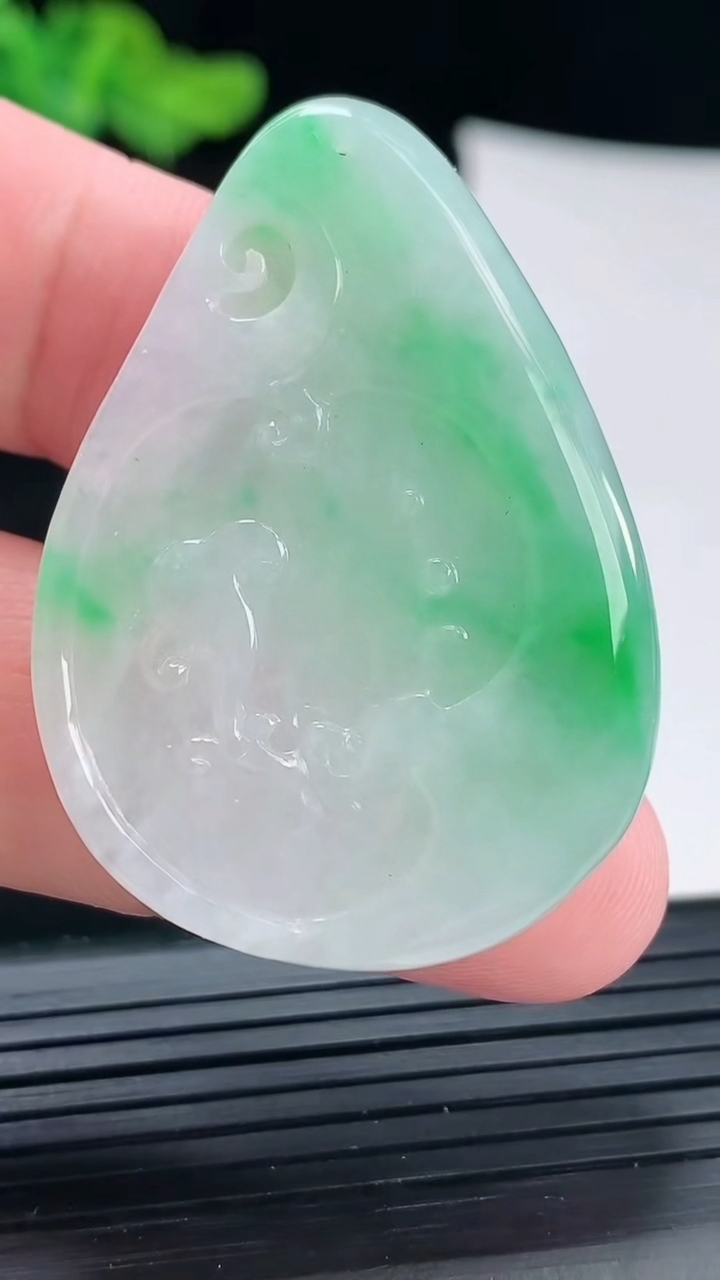 天然A货翡翠龙牌吊坠，尺寸44-31-7.6重量:14.99g
4月29日