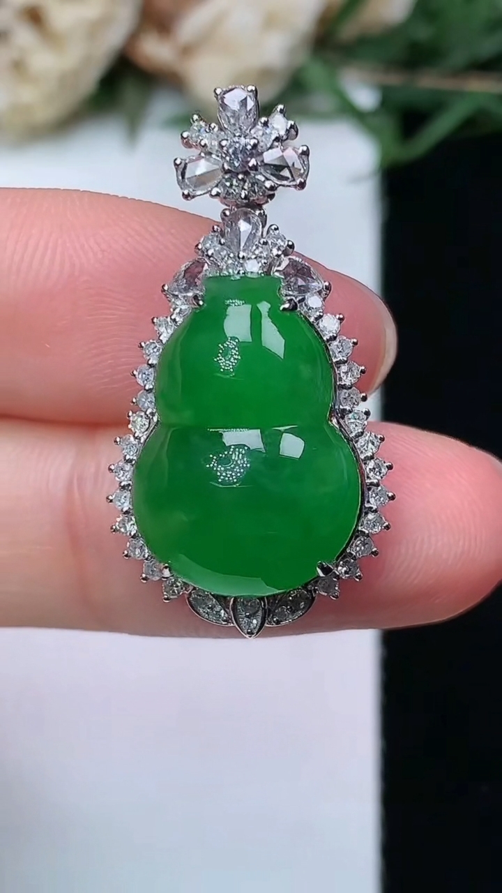 天然A货翡翠葫芦吊坠，尺寸29.6-15.7-8.8，裸石16.9-12，重量:3.98g
4月29日