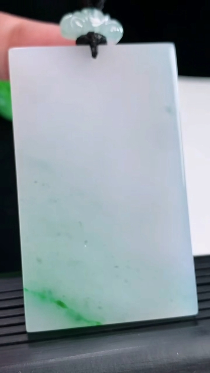 天然A货翡翠无事牌吊坠，尺寸63-38.5-5重量:44.32g
4月29日