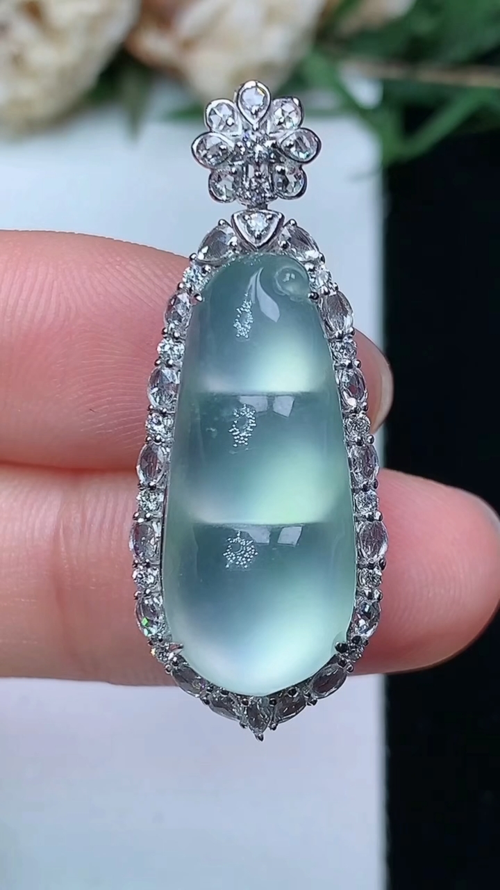 天然A货翡翠白冰福豆吊坠，尺寸34-13.3-10.3，裸石22.2-9.8，重量:5.24g
4月29日