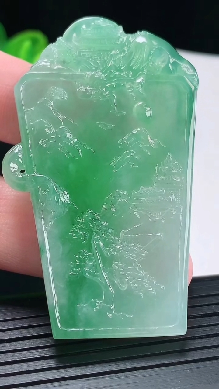 天然A货翡翠山水龙牌吊坠，尺寸65-38-5.6重量:31.63g
4月29日