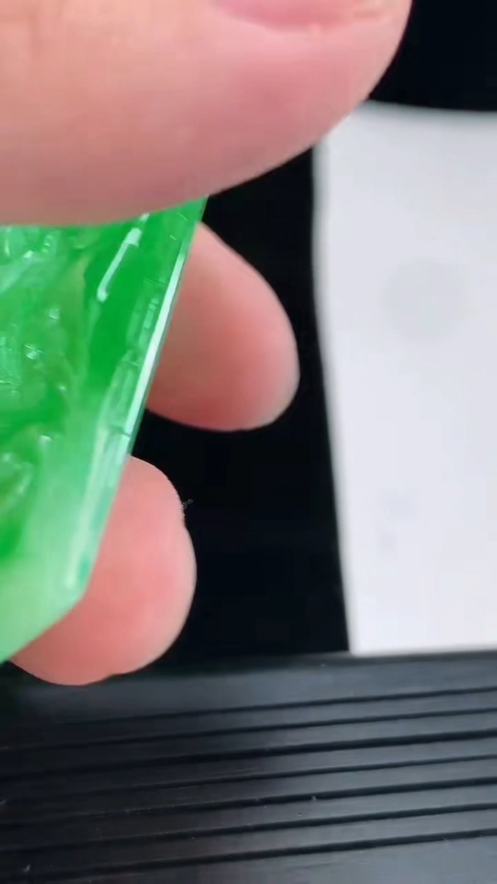 天然A货翡翠和和美美 荷花牌吊坠，尺寸55.6-34-6重量:23.26g
4月29日