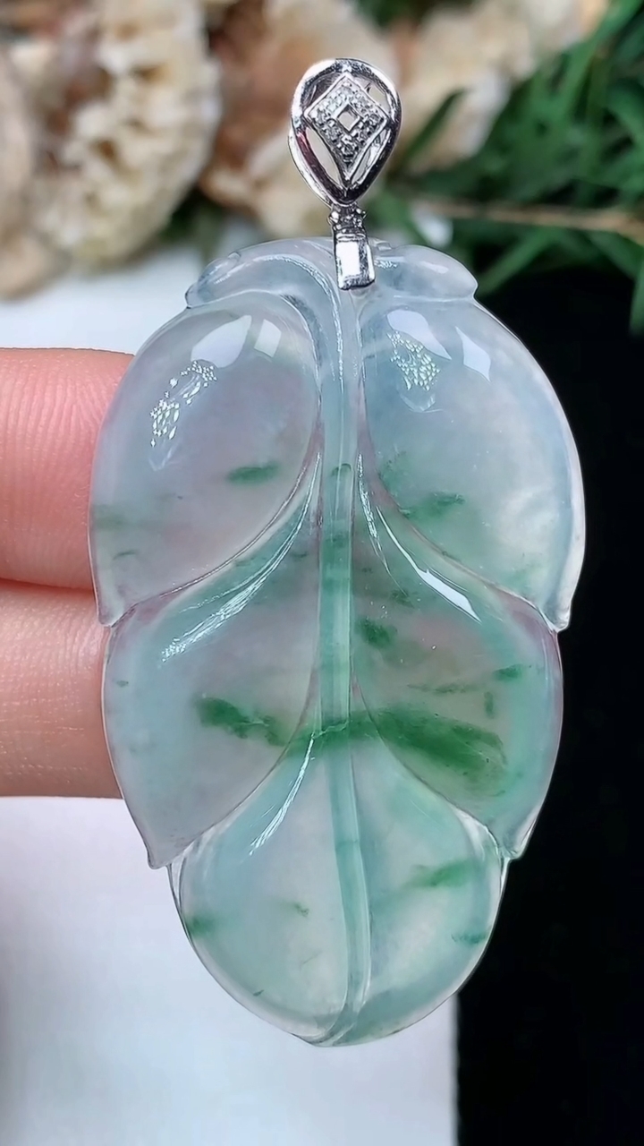 天然A货翡翠飘花金枝玉叶 叶子吊坠，尺寸43.5-26.6-4.8，重量:9.85g
4月29日