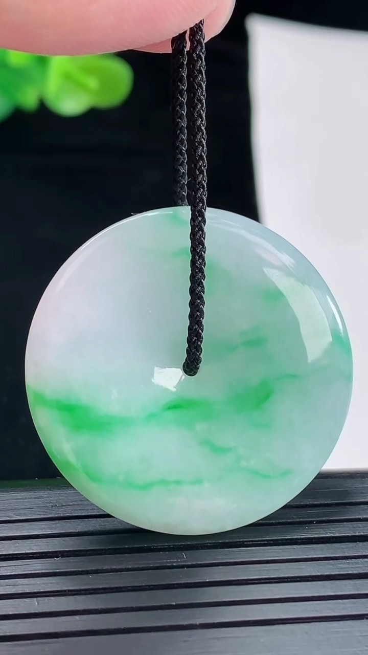 天然A货翡翠平安扣吊坠，尺寸35-5.2重量:13.88g
4月29日