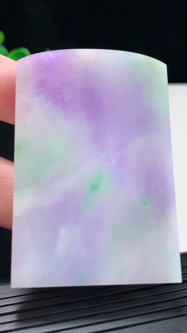 天然A货翡翠春带彩 紫罗兰无事牌吊坠，尺寸64-42-56重量:51.67g
4月29日