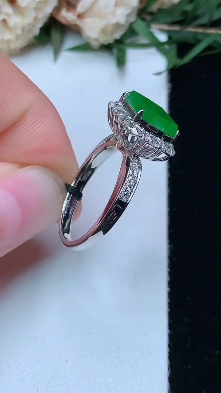 天然A货翡翠马鞍戒指，尺寸17-11.2-6.9，重量:3.70g2026年4月29日
工厂直销收藏佳品,种好水足，色泽均匀，有种有色，上手高大气！