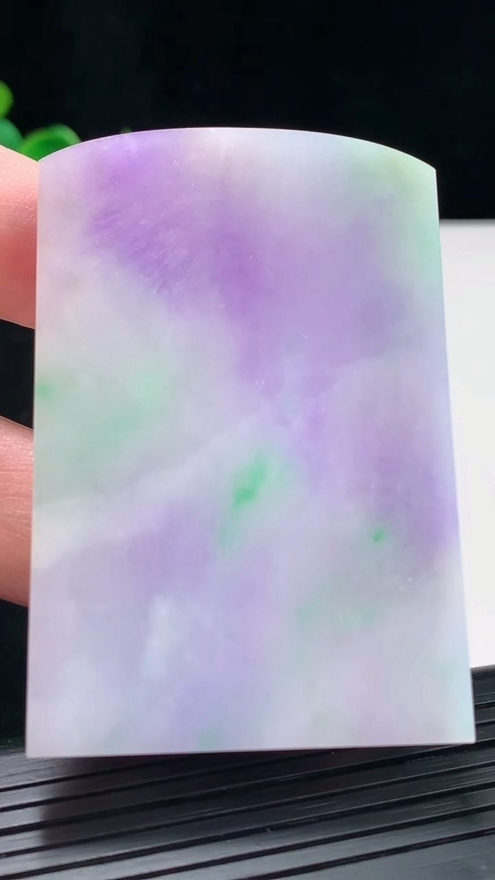 天然A货翡翠春带彩 紫罗兰无事牌吊坠，尺寸64-42-56重量:51.67g
4月29日