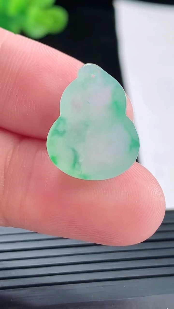 天然A货翡翠葫芦镶嵌件，尺寸19.5-15-6.5重量:3.06g
4月29日